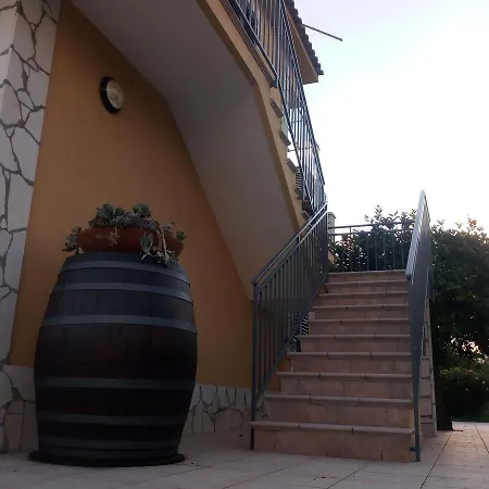 Sicilian Garden Apartment *